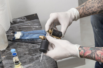 Dettaglio mani tatuatore