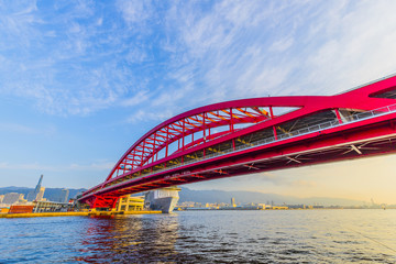 神戸大橋と旅客船