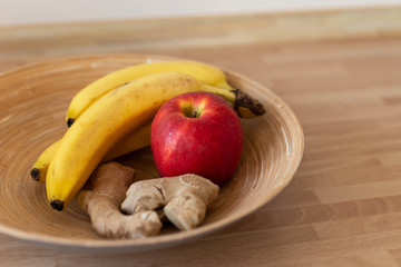 Obstschale mit Apfel, Bananen und Ingwer