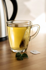 Tasse Tee mit Teebeutel in der K&uuml;che 