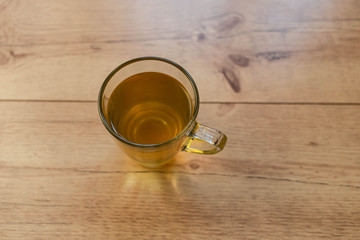 Tasse Tee mit Teebeutel in der Küche 