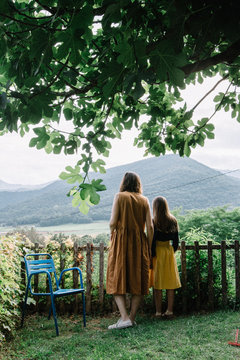 mere et fille en vacances sous le figuier 
