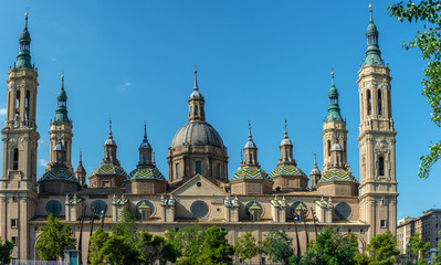 Fototapeta na wymiar Catedral-basílica de Nuestra Señora del Pilar de Zaragoza