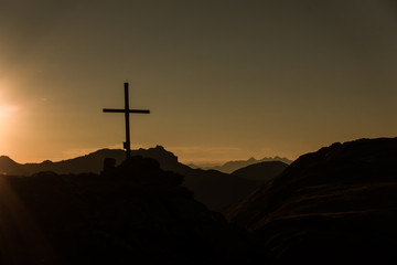 Gipfelkreuz Silhouette in den Alpen