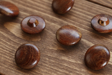 木の机に広げた木製のボタン