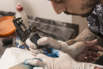 Tatuatore al lavoro