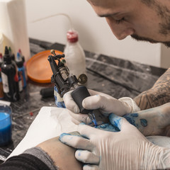 Tatuatore al lavoro