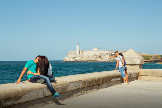 Couple kissing at the Malecon of Havana
