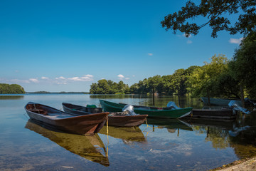 Obraz premium Boote spiegeln sich im Plöner See