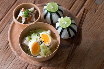 卵の味噌汁とごぼうサラダのおむすび朝食