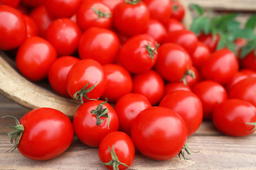 Fresh tomato crop in a wooden bowl