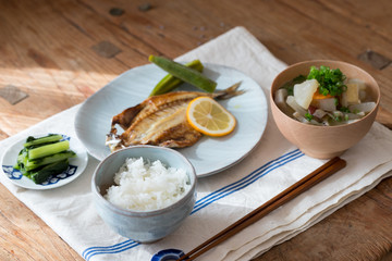 鯵の開きと豚汁の朝食