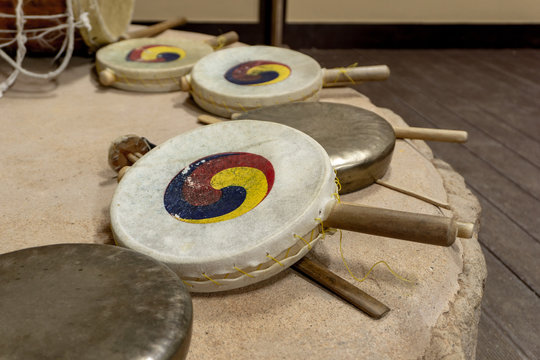 Sogo, Traditional Korean percussion, Double-headed frame drum membranophone and Kkwaenggwari, a small flat brass gong use in Korean traditional folksong.