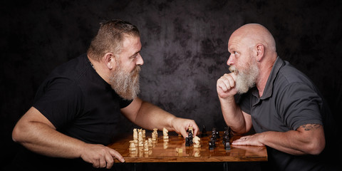 Zwei Männer spielen Schach