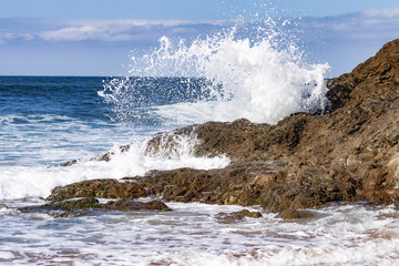 OLA ROMPIENDO LAS ROCAS