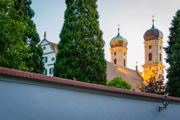 Kloster Schloss Hofen in Friedrichshafen am Abend
