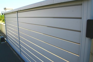 portail de maison en alu gris et lames