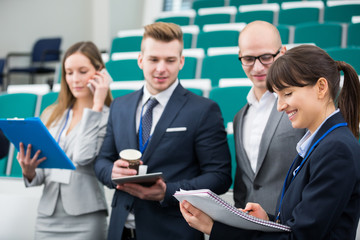 Gruppe junger Geschäftsleute beim Smalltalk