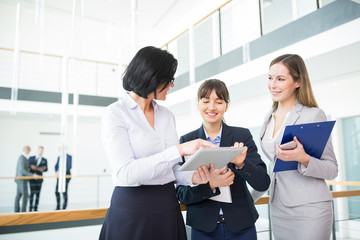 Drei Business Frauen mit Tablet Computer