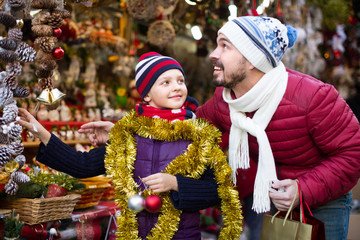 Adult with his kid are shopping