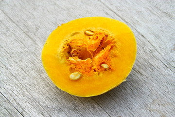 butternut orange,légume d'automne sur fond bois