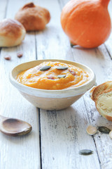 Kürbissuppe Kürbis Suppe Tisch Löffel vegan vegetarisch Kürbiskerne wenig Kohlenhydrate