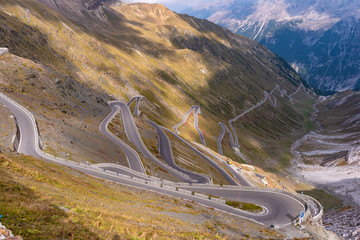 Strada piena di curve e tornanti ripidi e stretti sul versante della  montagna