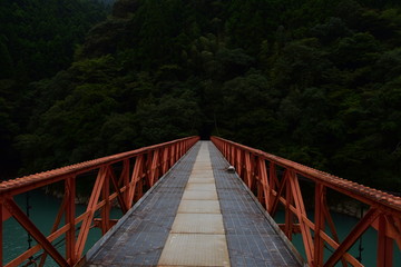 山の渓谷に架かる鉄橋