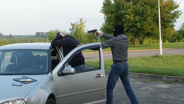 plainclothes policeman detained the criminal and ransacked him