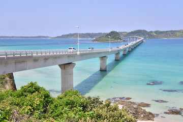 Obraz premium 海を渡る橋