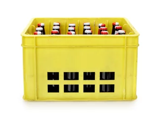 Türaufkleber Kiste mit Bierflaschen, isoliert auf weiss, enthält Beschneidungspfad © rgvc