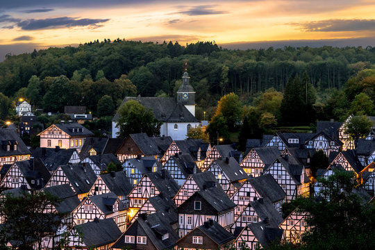 Fachwerkh&auml;user beleuchtet zu Sonnenuntergang