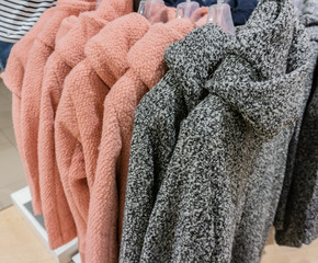Kunstpelz Jacke zur Wintersaison auf einem Kleiderständer