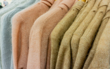 Mohair Pullover zur Wintersaison auf einem Kleiderständer