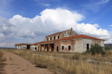 Fototapeta na wymiar Estacion ferroviaria abandonada en provincia de Albacete
