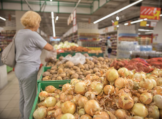Sale of fresh vegetables in the grocery store. Onion.