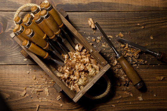 Unos cuantos formones dentro de una caja