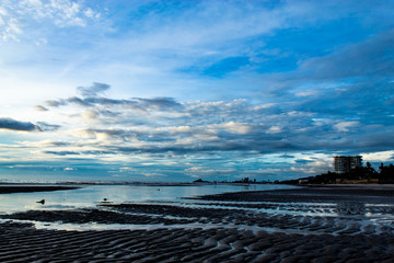 Obraz premium The morning sun light in the sea and cityscape of Hua Hin beaches , Thailand.