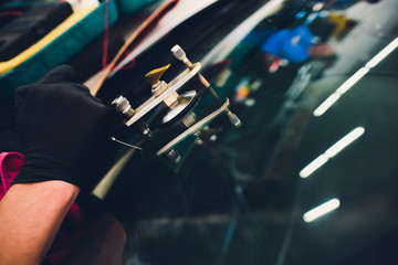 Using tools repairing to fix crack windshield