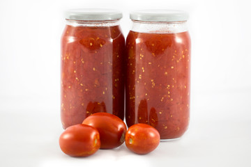 kış için taze domates konservesi
