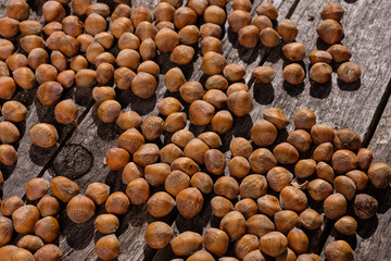 Haseln&uuml;sse liegen auf Holztisch