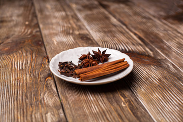 Spicy anise, cinnamon, cloves