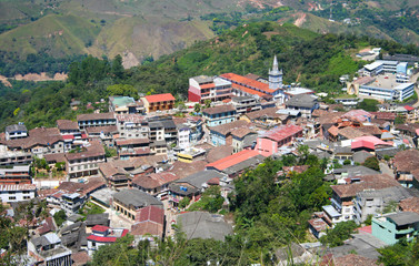 Una ciudad en las montañas