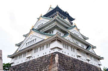Obraz premium Osaka Castle with dramatic cloudy skies in Osaka, Japan.