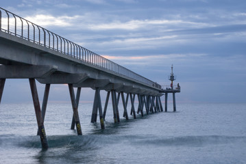 Obraz premium Puente sobre el mar en la ciudad de Badalona. puente del petróleo