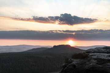 Sonnenaufgang am Pfaffenstein mit Blick auf Gohrisch