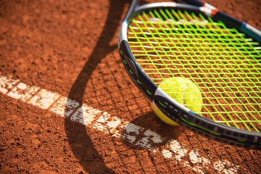 Tennis, Tennisschläger und Tennisball am Tennisplatz