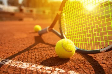 Foto auf Alu-Dibond Tennis, Tennisschläger und Tennisball am Tennisplatz © s-motive