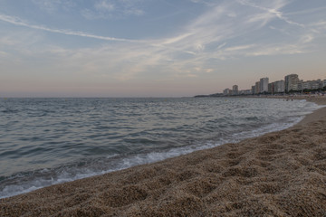 Playa de aro. horizonte marítimo al atardecer de verano.