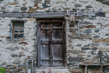 Alt Rustikale Holztür mit Steinmauer